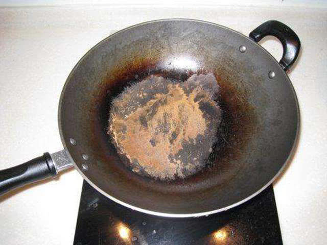 家里铁锅很容易生锈，放一物在锅里炸一炸，铁锅用到烂都不生锈