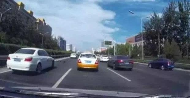 【陇谷源治123】红绿灯路口偶遇前车坏了！咋办