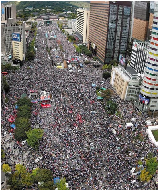 首尔市中心数十万人集会 要求韩国总统文在寅下台