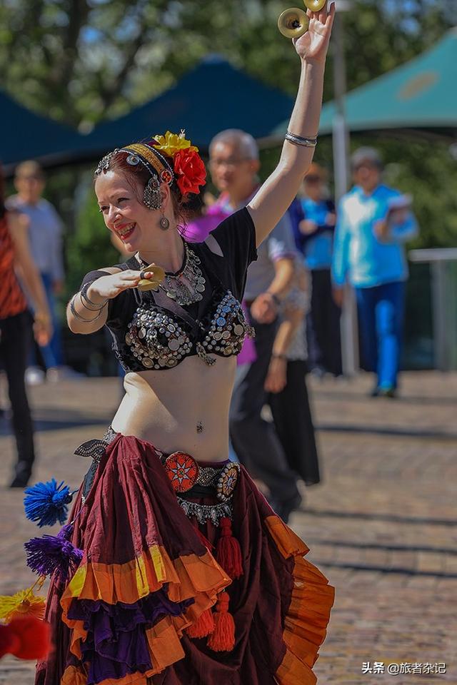 维多利亚州的老人节——墨尔本联邦广场上的节日舞蹈