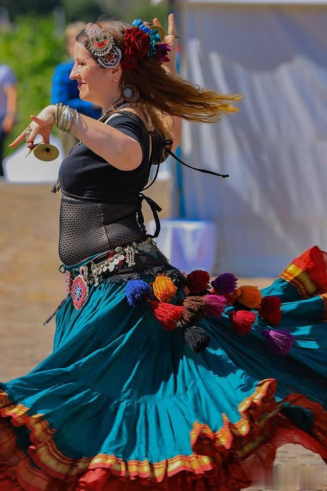 维多利亚州的老人节——墨尔本联邦广场上的节日舞蹈