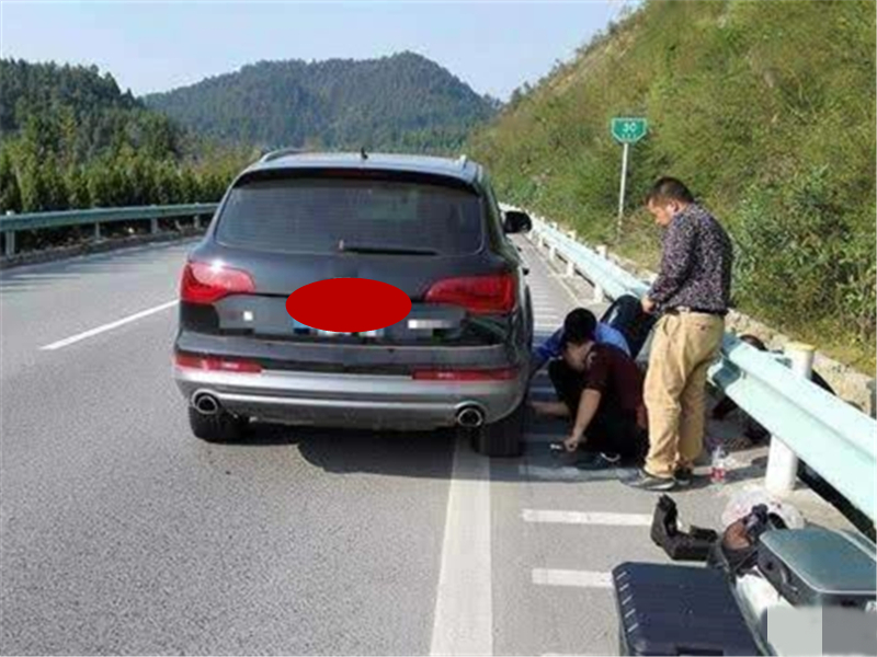 「汽车界小哥」高速换胎被扣6分，还有天理没？交警：回去重考科目一！