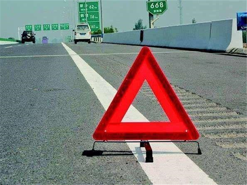 「汽车界小哥」高速换胎被扣6分，还有天理没？交警：回去重考科目一！