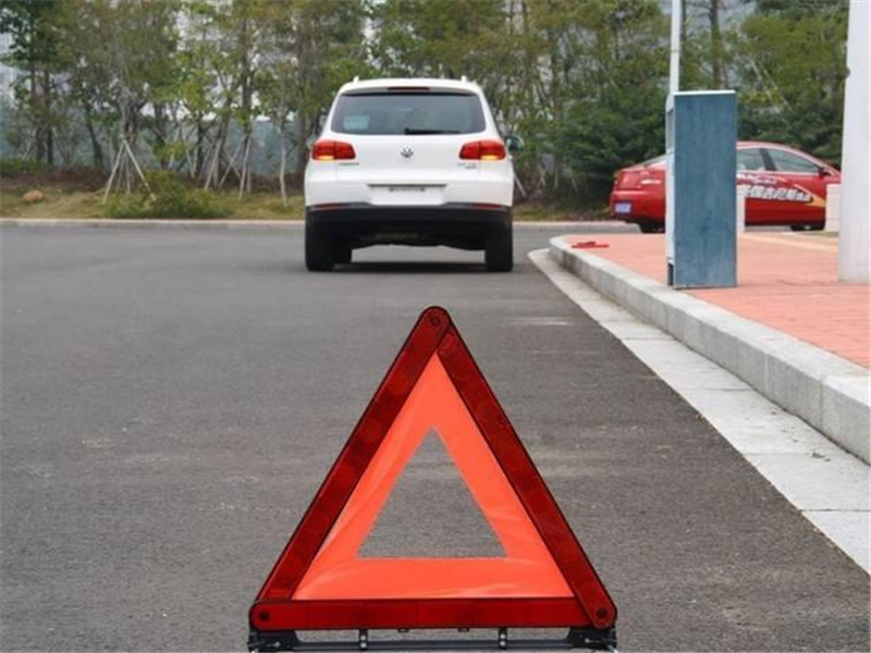 「汽车界小哥」高速换胎被扣6分，还有天理没？交警：回去重考科目一！