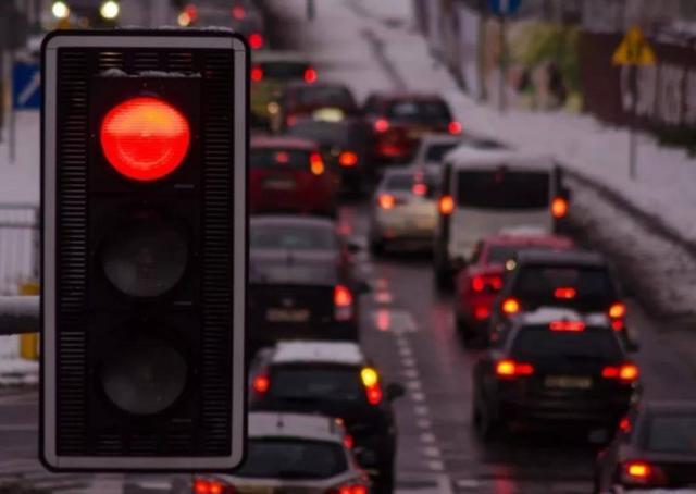 「十三姨侃车记」红绿灯取消读秒，到底有啥好处？车主：这下12分都不够扣了