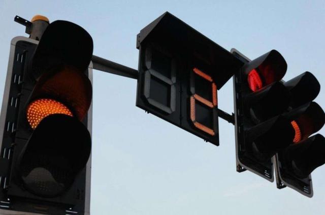 「十三姨侃车记」红绿灯取消读秒，到底有啥好处？车主：这下12分都不够扣了