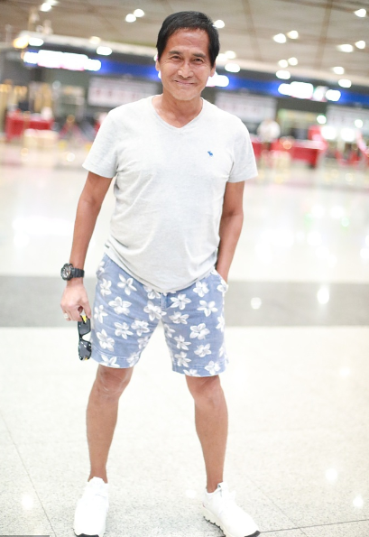 59岁齐秦机场近照曝光，脸上两极分化明显，穿着时尚却难掩老态