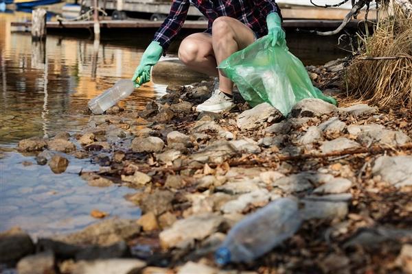 专家称加州水域已有超7万亿片微塑料：它们由人产生 最终会回到人体