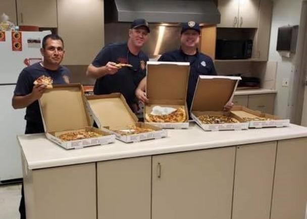 加拿大消防员错手致电美国餐厅订披萨，最终将错就错豪赠异国同行