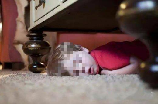 温柔不美@妻子因病去世后，女儿常趴在床底下睡觉，丈夫感觉奇怪，一看哭了