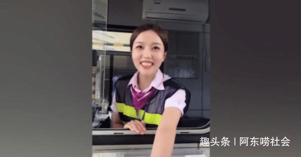 #阿东唠社会#高速收费员“职业假笑”走红，网友：努力微笑的样子可爱又心酸