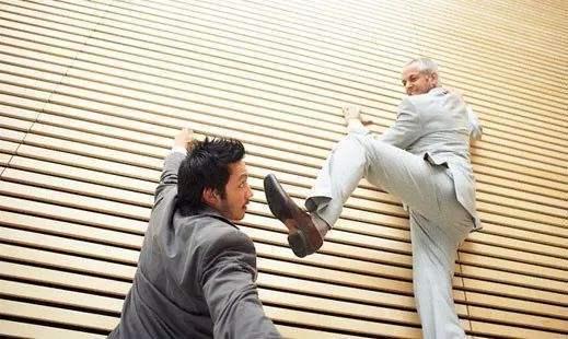 「老夏分析师」拿上百万的董事长让三四千的职工只奉献，这是不是道德绑架？