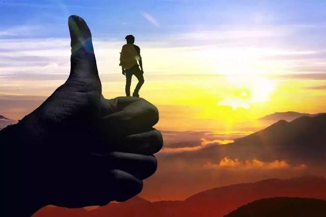 「老夏分析师」拿上百万的董事长让三四千的职工只奉献，这是不是道德绑架？