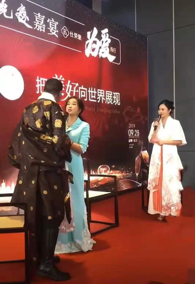 『可可时尚锦鲤』刘晓庆67岁又怎样？穿海蓝雕花西装长裙秀身材，