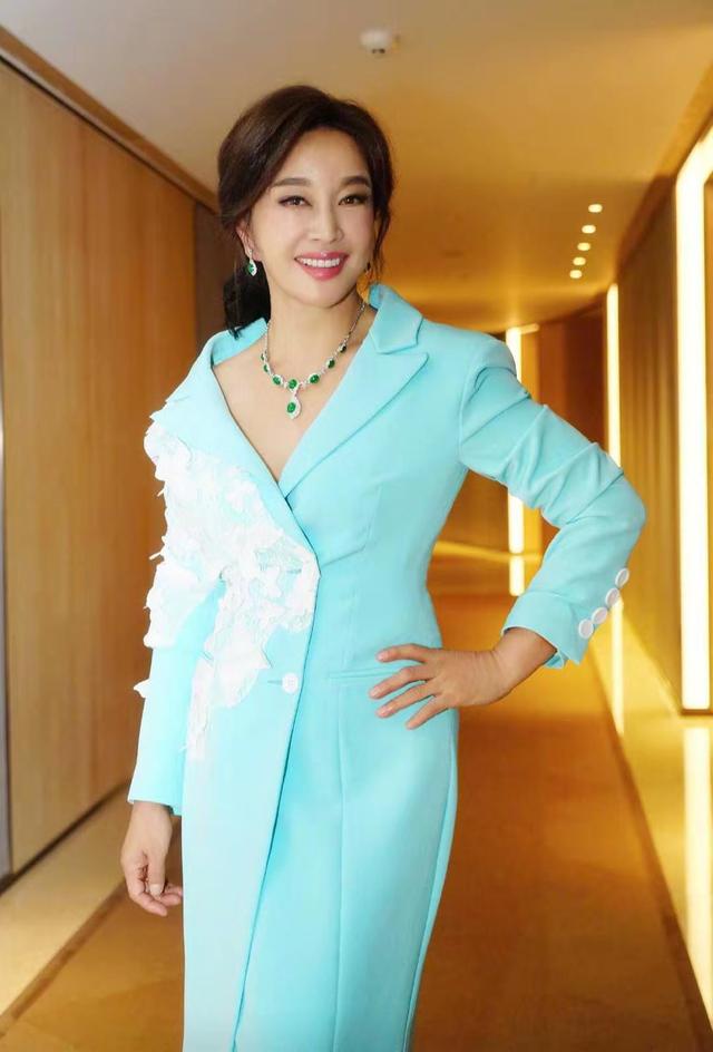 『可可时尚锦鲤』刘晓庆67岁又怎样？穿海蓝雕花西装长裙秀身材，