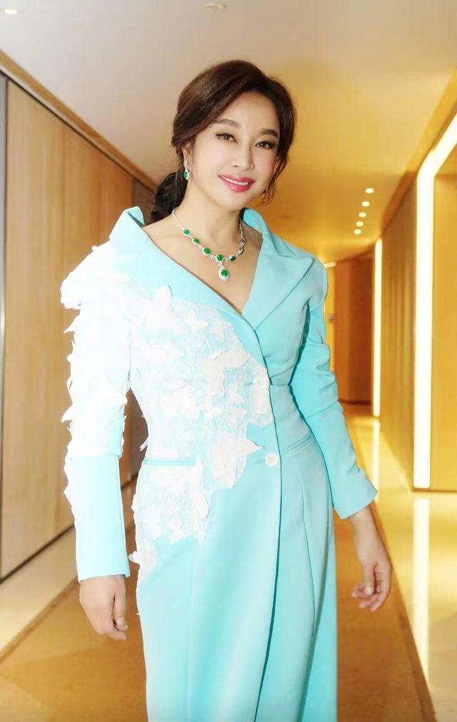 『可可时尚锦鲤』刘晓庆67岁又怎样？穿海蓝雕花西装长裙秀身材，