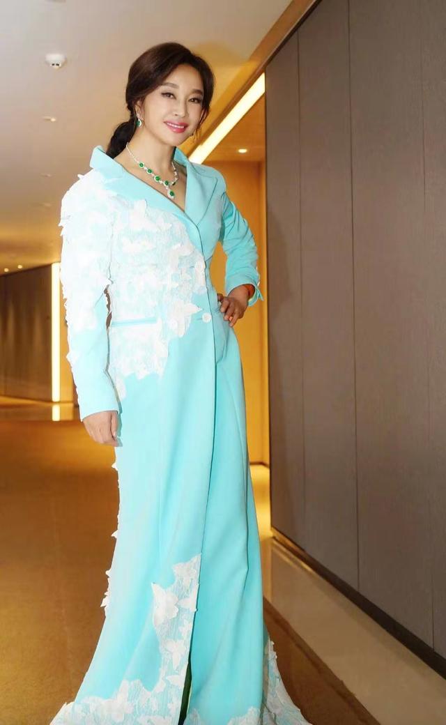 『可可时尚锦鲤』刘晓庆67岁又怎样？穿海蓝雕花西装长裙秀身材，
