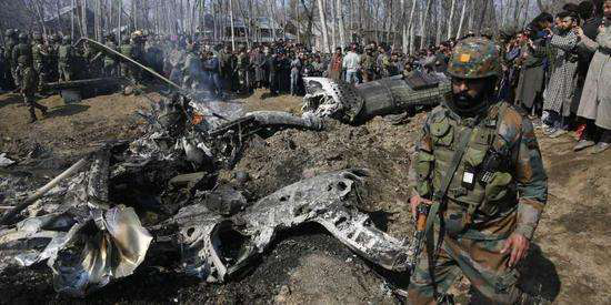 亚洲强国自曝家丑！空战中直升机坠毁的原因揭晓，不是被击落的