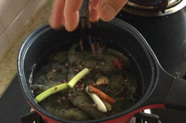 白水煮虾，到底冷水下锅还是水开下锅？大厨：搞错难怪腥味浓重