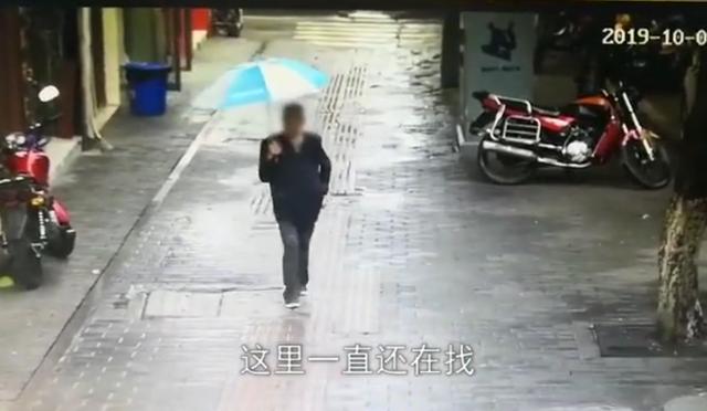 大雨中， 民警将迷路步行7小时的老人扶上了警车......
