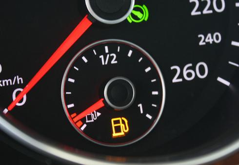 阿虎汽车■油箱指示亮红灯，没事还能继续开？原来很多人都做错了
