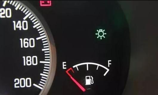 阿虎汽车■油箱指示亮红灯，没事还能继续开？原来很多人都做错了