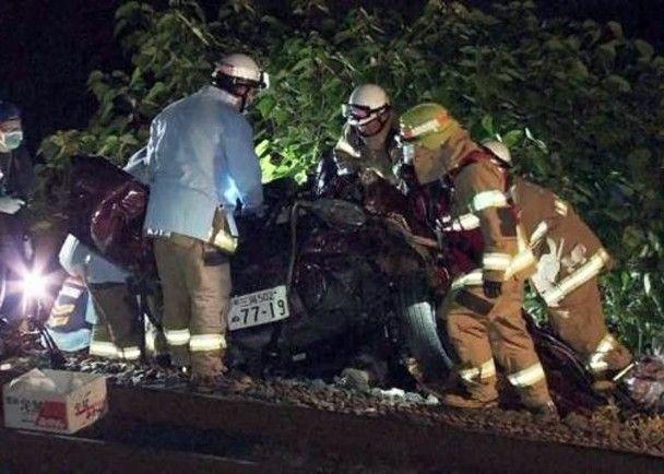 ..爱知县JR列车平交道与汽车相撞，汽车女司机当场身亡！