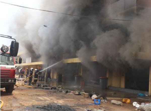 安哥拉罗安达圣保罗市场电线起火 损失逾千万