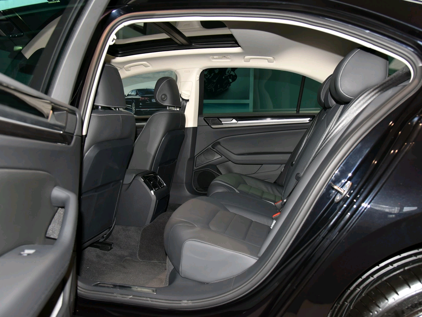 #小马侃车车#大众辉昂入门款值得买吗，多少钱入手才不亏