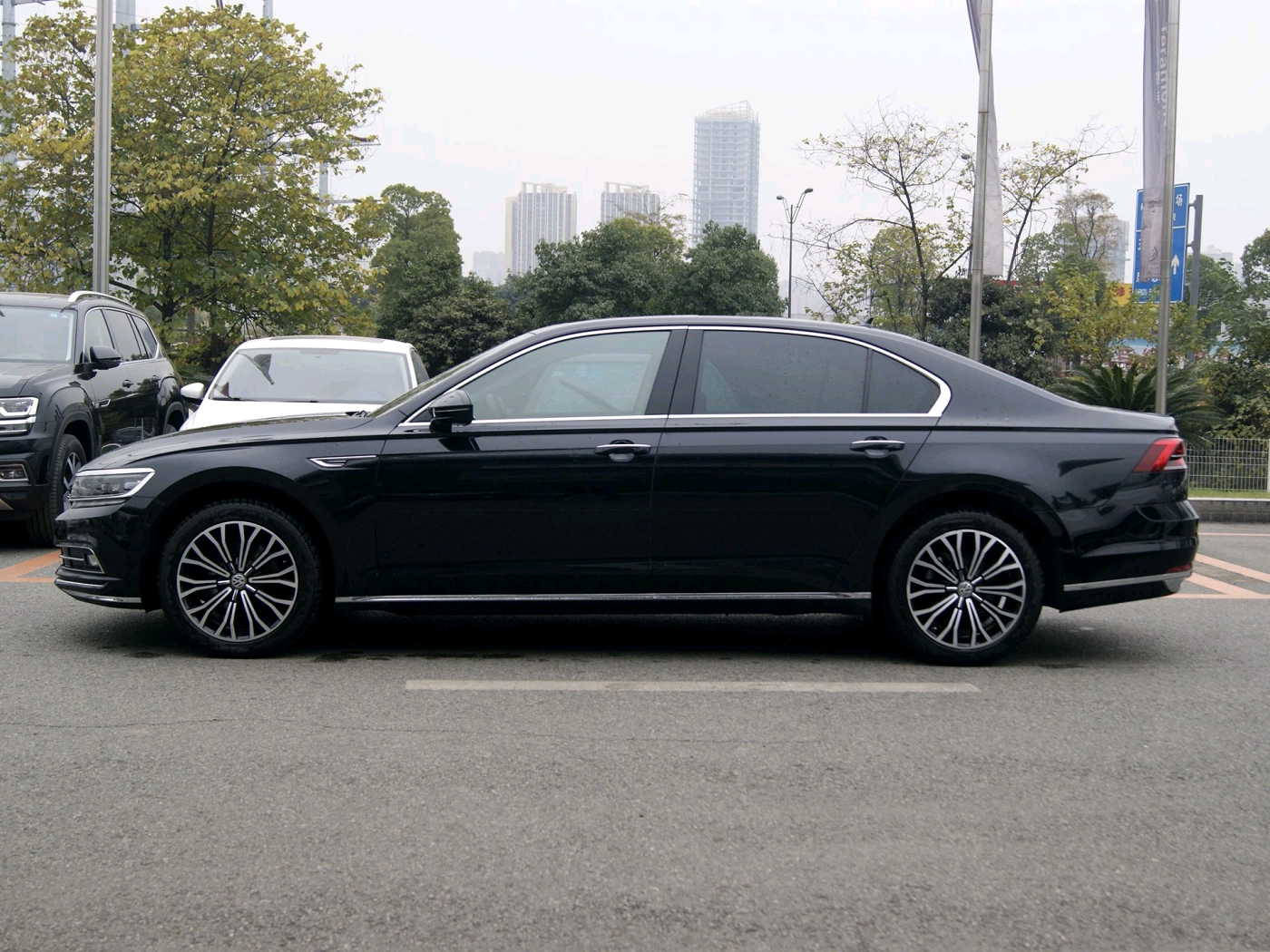 #小马侃车车#大众辉昂入门款值得买吗，多少钱入手才不亏