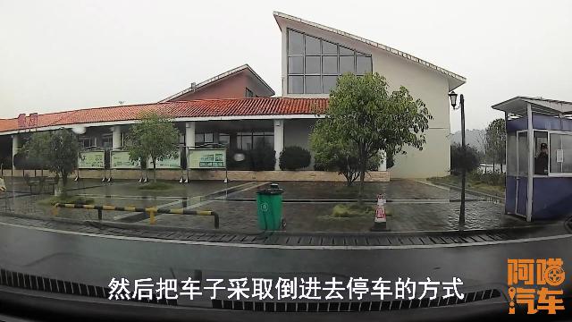 阿喵汽车：高速服务区停车注意这几点，经常有人上当，一不小心损失好几千
