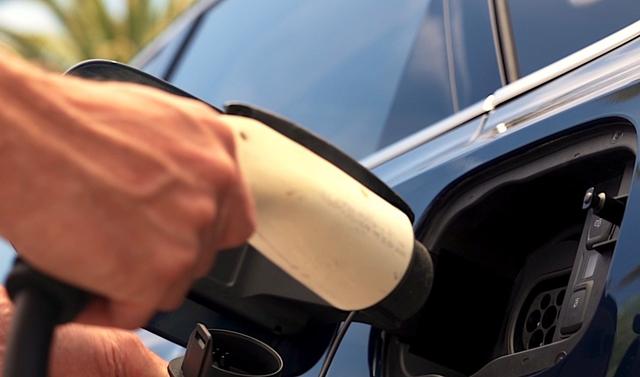 【车与生活】老牌奢华品牌正式开启新纪元，宾利添越PHEV首批车型海外正式交付