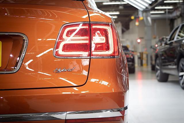 【车与生活】老牌奢华品牌正式开启新纪元，宾利添越PHEV首批车型海外正式交付