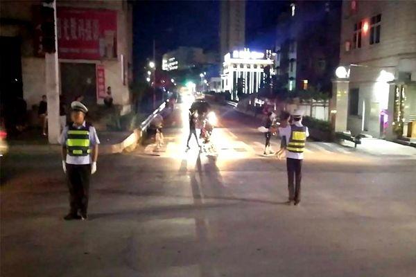 车行易·有车：红灯坏了等了10分钟，能闯吗？交警：小心记分罚款