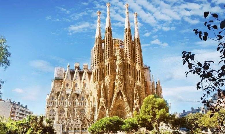 欧洲一教堂建了100年还未竣工，却成世界文化遗产，设计堪称一流