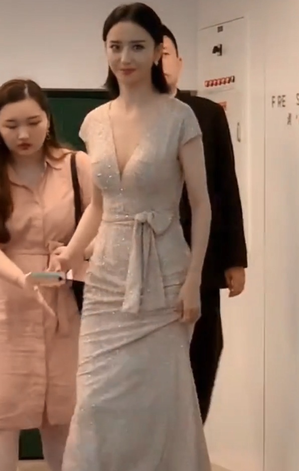 星人秀■佟丽娅有多美？当她和普通美女站一起，终于知仙女和凡人