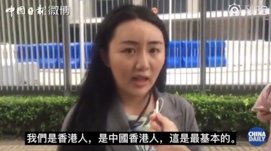 看到这一幕，银行女职员发出“最强的怒吼”：我是中国香港人！