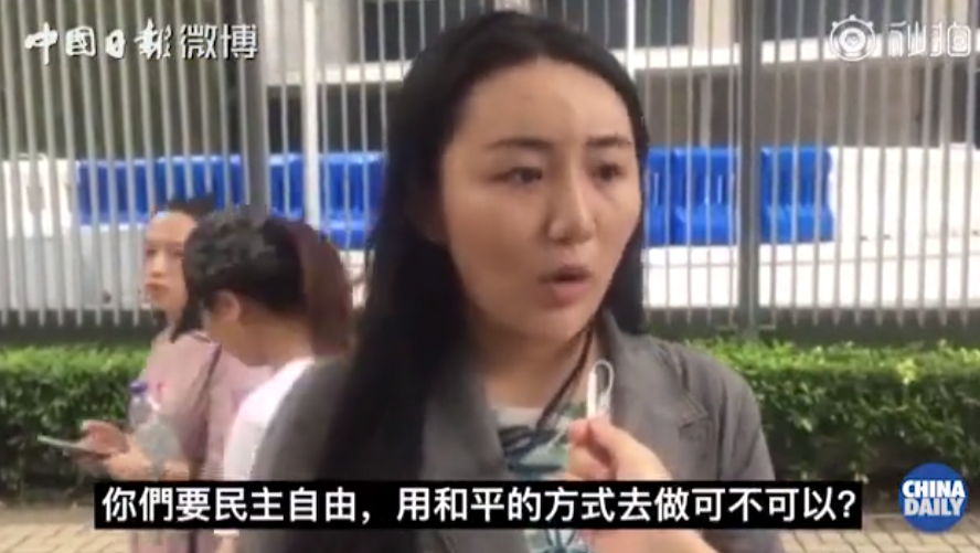 看到这一幕，银行女职员发出“最强的怒吼”：我是中国香港人！
