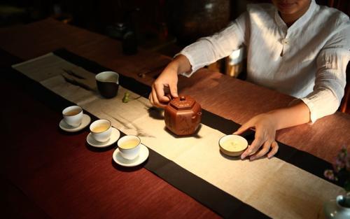 满溪云：存钱不如理钱，存茶不如喝茶