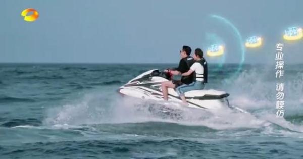 王鹤棣骑摩托艇载杨紫上了热搜，到底怎么回事呢？