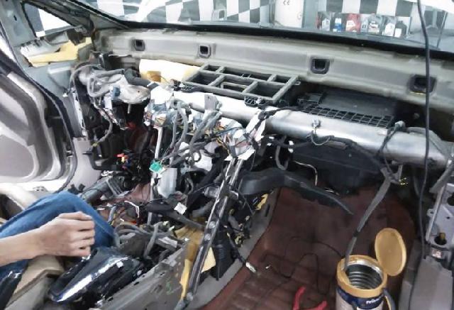 [爱买车]自驾出游时车内空调有怪味？这几招让你轻松搞定还能省钱