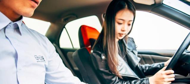 「初夏娱」为什么有些人暂时没钱买车，也急着考驾照？网友：为什么不早说