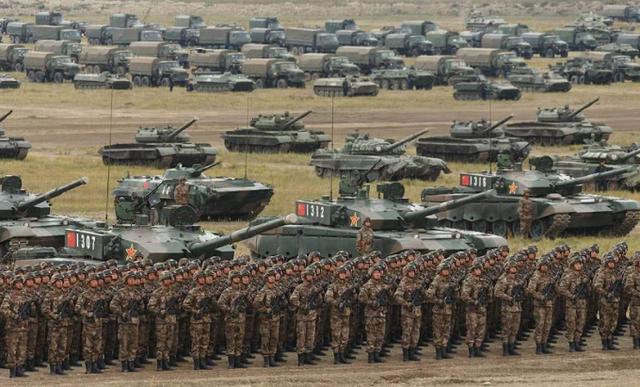 中国在俄罗斯强势亮剑，一支精锐完成集结，13万大军全部待命出击
