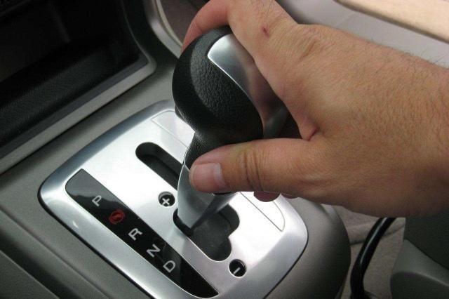 「下车让一下」自动挡的车，可以一边开一边换挡吗？若不懂，小心吃亏的是自己