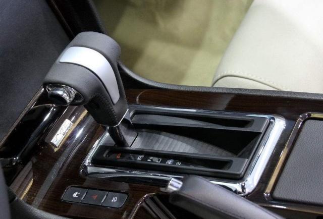 「下车让一下」自动挡的车，可以一边开一边换挡吗？若不懂，小心吃亏的是自己