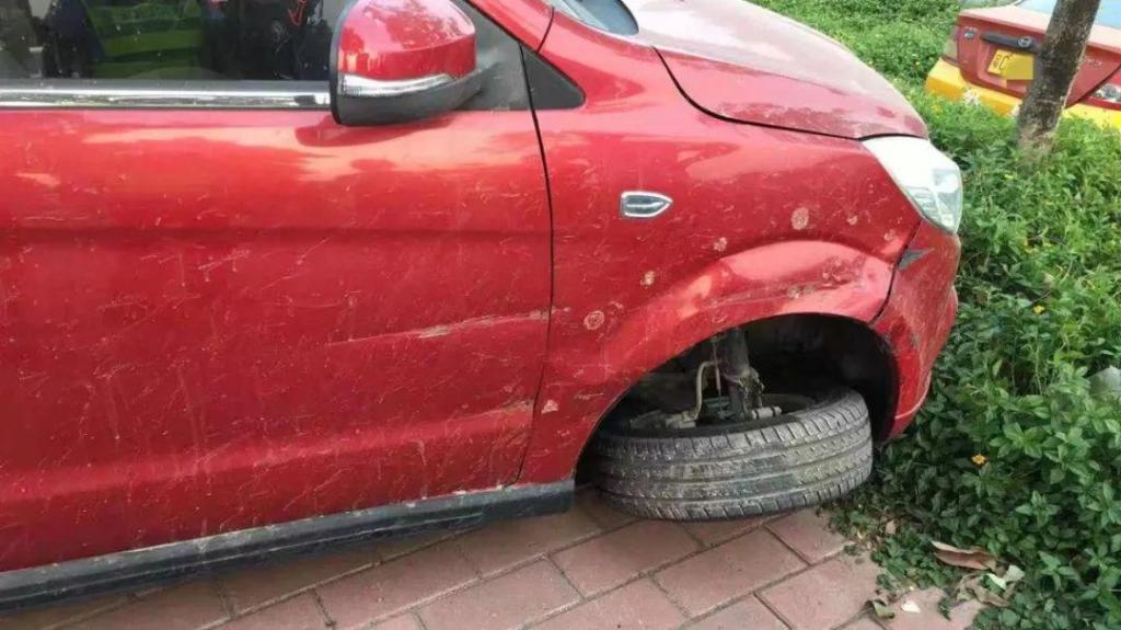 男子在家刷微信围观事故，却发现自家小车被教练车撞烂！