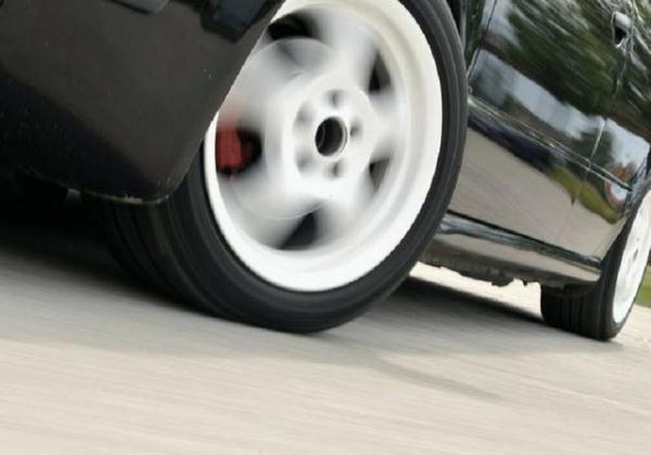 [和顺县广播电视台]汽车车胎被钉子扎入，别急，学会这几招，轻松应对！