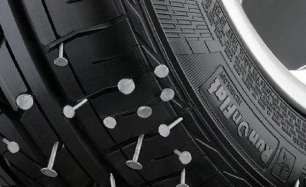 [和顺县广播电视台]汽车车胎被钉子扎入，别急，学会这几招，轻松应对！