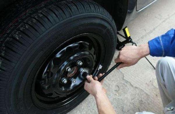 [和顺县广播电视台]汽车车胎被钉子扎入，别急，学会这几招，轻松应对！