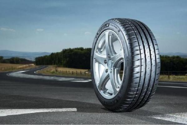 [和顺县广播电视台]汽车车胎被钉子扎入，别急，学会这几招，轻松应对！